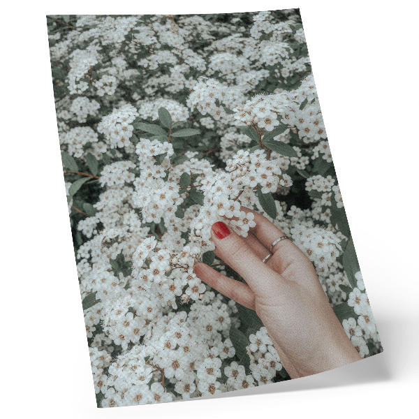 Affisch Vita blommor gröna händer röda naglar