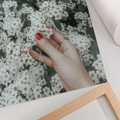 Affisch Vita blommor gröna händer röda naglar