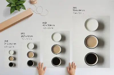 Väggaffisch i minimalistisk stil tre olika drinkar arrangerade i minimalistisk manér