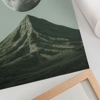 Poster månen över berget i gröna nyanser med ett mystiskt landskap