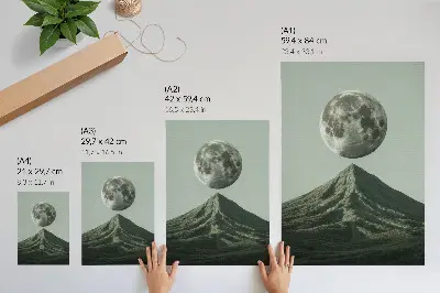Poster månen över berget i gröna nyanser med ett mystiskt landskap