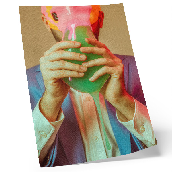 Affisch En färgglad mask i händerna på en surrealistisk figur