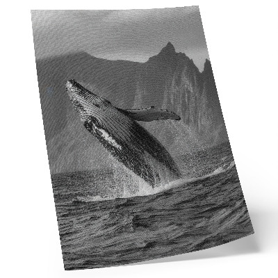 Hållbar väggposter Ett foto av en hoppande val med berg i bakgrunden.