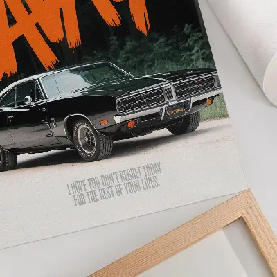 Poster med klassisk bil i orangea bokstäver och naturtema