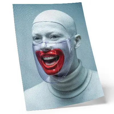 Poster modernt ansikte i en mask med glaserad röd yta