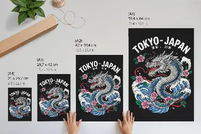 Poster en drake bland blommor och vågor i en dynamisk komposition