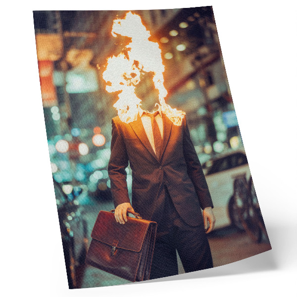 Affisch Elegant man med huvudet i brand i staden