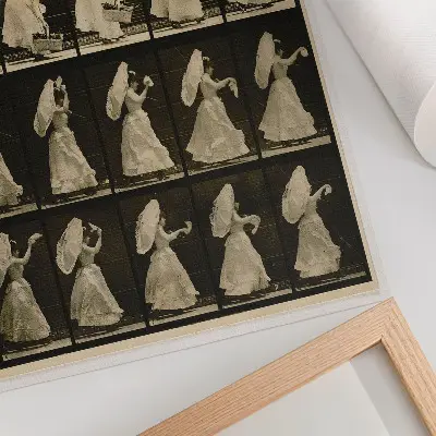 Dekorativ väggaffisch kvinna som lyfter en korg och viftar med en näsduk av Eadweard Muybridge från cirka 1887