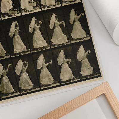 Dekorativ väggaffisch Kvinna som lyfter en korg, viftar med en näsduk (ca 1887), av Eadweard Muybridge