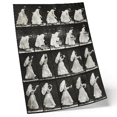 Poster Kvinna som lyfter en korg, viftar med en näsduk av Eadweard Muybridge från 1887