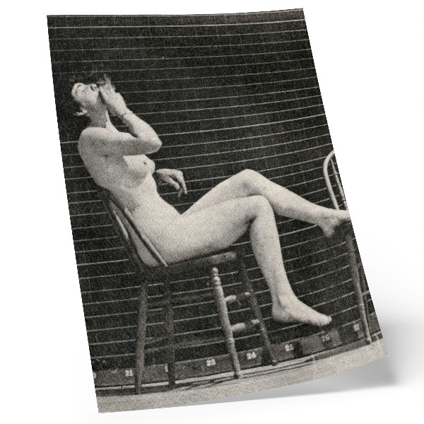 Affisch Kvinna sittande naken i en stol och rökande en cigarett, Eadweard Muybridge