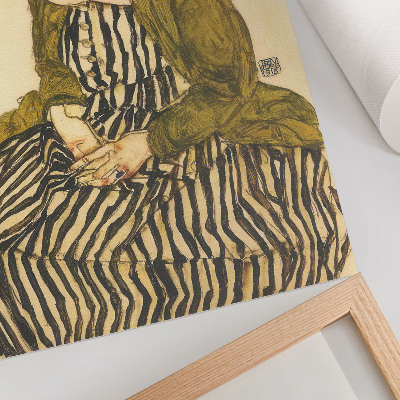 Dekorativ väggaffisch Porträtt av Edith Schiele i randig klänning (1915) av Egon Schiele