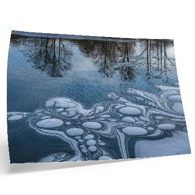 Poster till sovrum Is på sjön, reflektioner av träd, blå toner