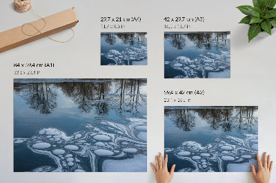 Poster till sovrum Is på sjön, reflektioner av träd, blå toner