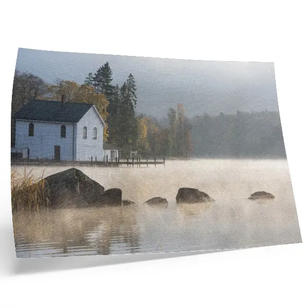 Poster till sovrum dimmigt landskap med sjö, stuga och träd i höstfärger
