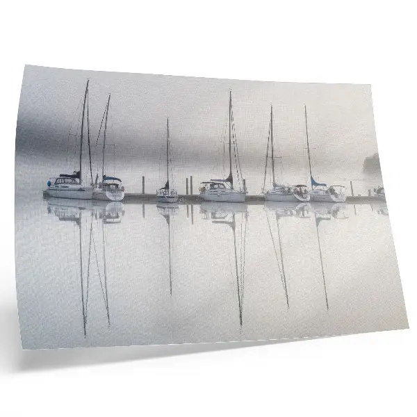 Poster dimmig marina med lugna yachter och reflektioner
