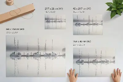 Poster dimmig marina med lugna yachter och reflektioner