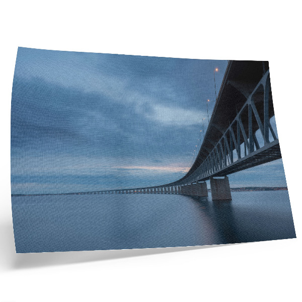 Väggposter En modern bro över lugnt vatten