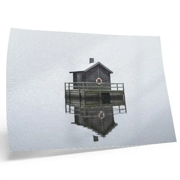 Stilren väggposter trästuga vid vattnet i minimalistisk symmetri