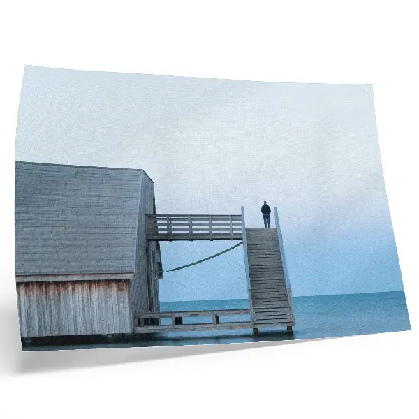 Poster med minimalistiskt motiv av en person i en trapparkitektur