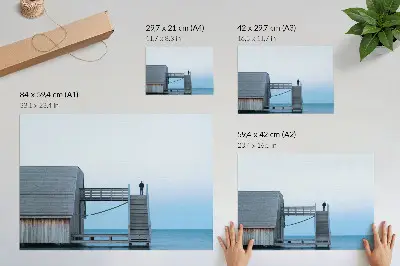 Poster med minimalistiskt motiv av en person i en trapparkitektur
