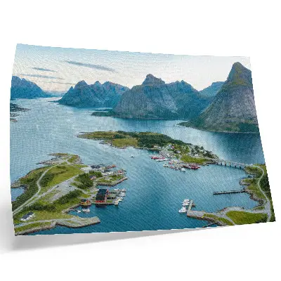 Väggposter med motiv av fjordar och berg i en harmonisk stadsmiljö