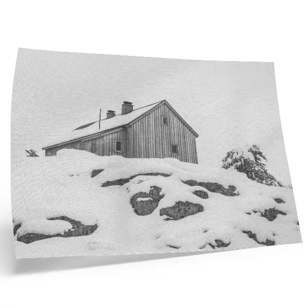 Poster minimalistiskt vinterhus mot en bakgrund av snö