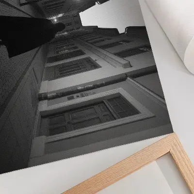 Väggposter mörk gata med en mystisk figur i nostalgisk atmosfär
