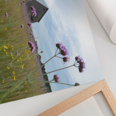 Stilren väggposter Landsbygdslada lila och gula blommor äng