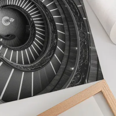 Poster med motiv av elegant spiraltrappa