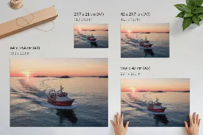 Väggposter solnedgång över lugnt hav med båtrörelse