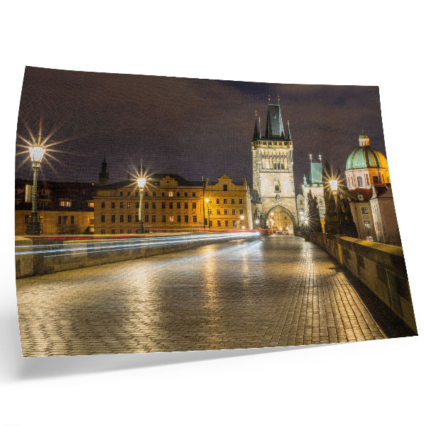 Poster Charmig nattstads upplyst broarkitektur