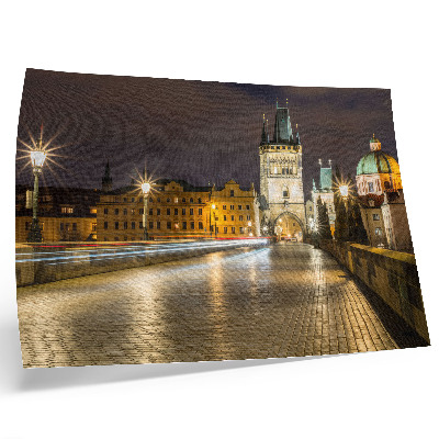 Poster Charmig nattstads upplyst broarkitektur