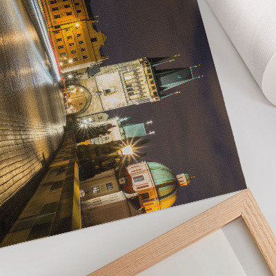 Poster Charmig nattstads upplyst broarkitektur