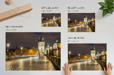 Poster Charmig nattstads upplyst broarkitektur