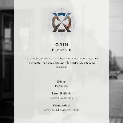 Poster charmig nattstad med upplyst broarkitektur