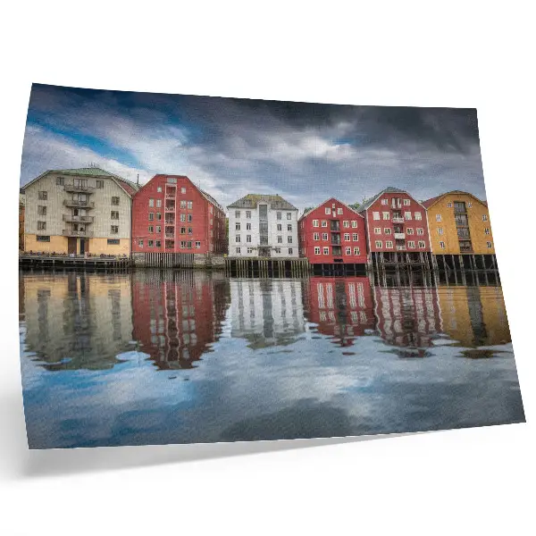 Poster till sovrum färgglada byggnader vid vattnet i en harmonisk komposition
