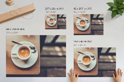 Poster till sovrum en kopp espresso på ett träbord med kontrastrika detaljer