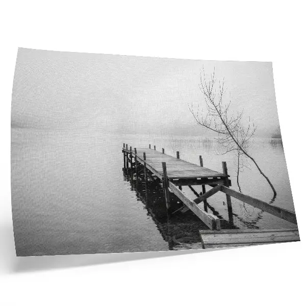 Väggposter en träbrygga vid en lugn sjö