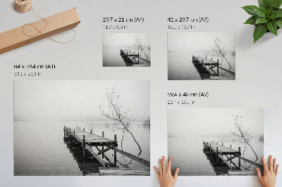 Stilren väggposter En träbrygga mot bakgrund av en lugn sjö