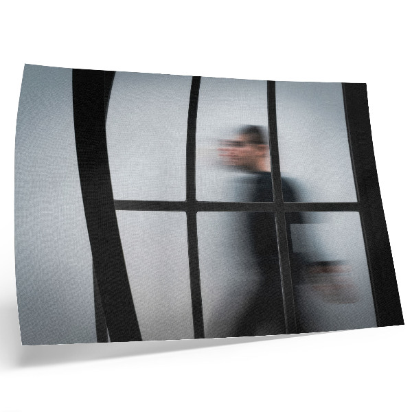 Poster Svart siluett bakom en glasram, grå minimalism