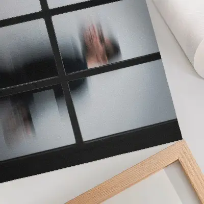 Poster svart siluett bakom en glasram i grå minimalism