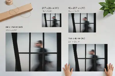 Poster svart siluett bakom en glasram i grå minimalism