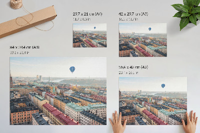 Väggposter Färgglad stadsballong över byggnadshimmel