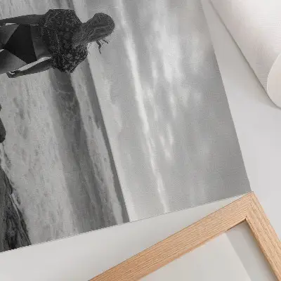 Poster till sovrum svartvit tavla med figur vid vattnet