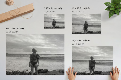 Poster till sovrum Svartvit scen med en figur vid vattnet