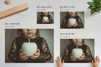 Väggposter Flicka med mystisk atmosfär av vit frukt