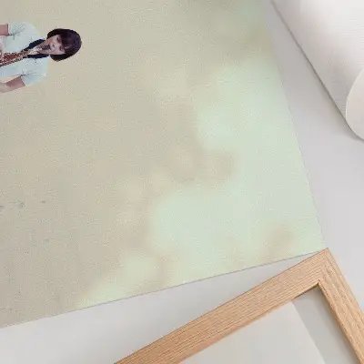 Väggposter med minimalistiskt motiv i ljusa färger föreställande lugn och musik vid dörren
