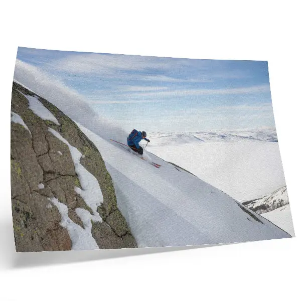 Poster till sovrum skidåkare mot vita bergstoppar och blå himmel i harmoni