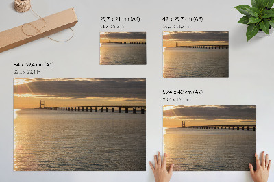 Väggposter En bro vid horisonten upplyst av solen